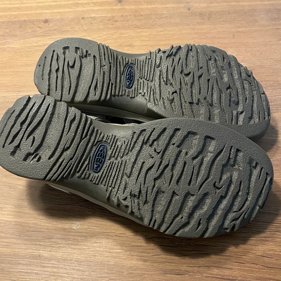 New w/out box Keen sandals size 7.5 - Picture 8 of 9